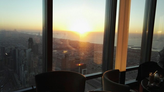 Burj Khalifa rakennuksessa on kiva ravintola, At.mosphere, jonka loungessa tai ravintolan puolella on kiva katsella auringonlaskua