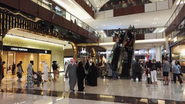 Dubai Mall:ilta löytyy luksusbrändejä, sisähuvipuisto, sisäluistelurata ja vaikka mitä tarpeellista ja tarpeetonta shoppailtavaa.