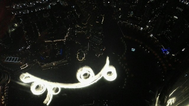 Dubain tanssivat suihkulähteet kuvattuna Burj Khalifan At.mospherestä, 440 metrin korkeudelta