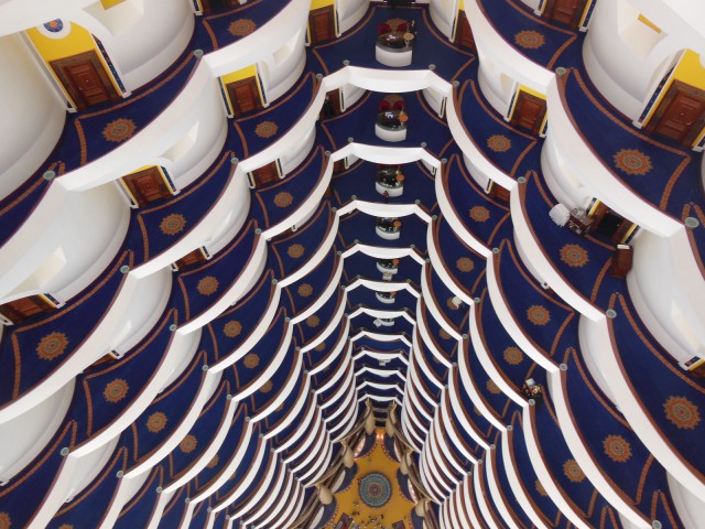 Burj Al Arab -hotelli on kokonaan yhden suunnittelijan suunnittelema. Hotellin kaikki huoneet ovat sviittejä.