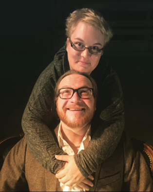 Sara Salmenmäki ja Anssi Kömi halivat.