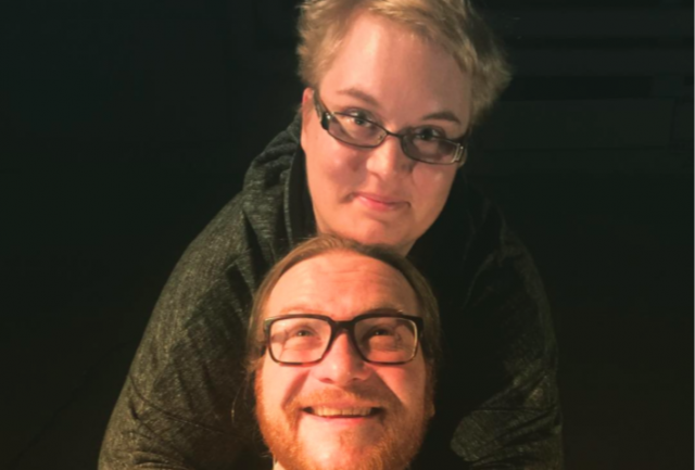 Ohjaaja Sara Salmenmäki ja näyttelijä Anssi Kömi