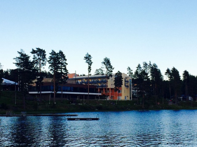 Hotelli Peurunkajärveltä katsottuna.