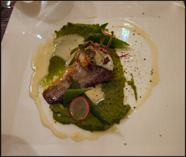 Truskaa pannulla paistettuna, herne-minttupyree, timjami-sitruunaruohokastike sekä viiriäisen muna. VIINI: Domaine Faiveley Mercurey "Clos Rochette"