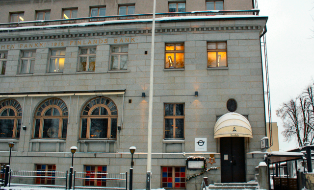 Isä Camillo sijaitsee upeassa kivirakennuksessa Kuopion tuomiokirkon kupeessa. Rakennuksessa on toiminut Suomen Pankki vuosina 1912-1993.