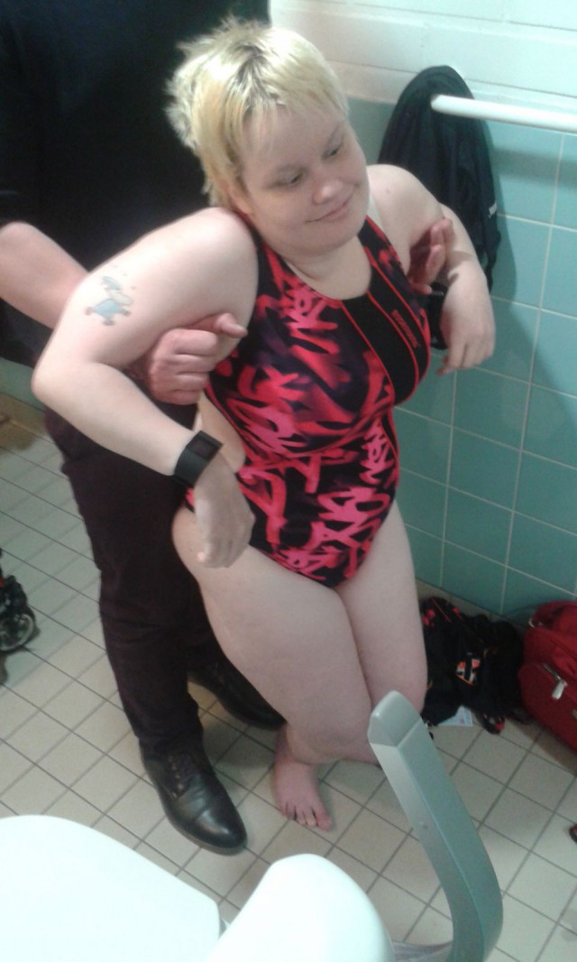 Tässä uimapukukuva koska alastonkuvat eivät ole suotavia :)