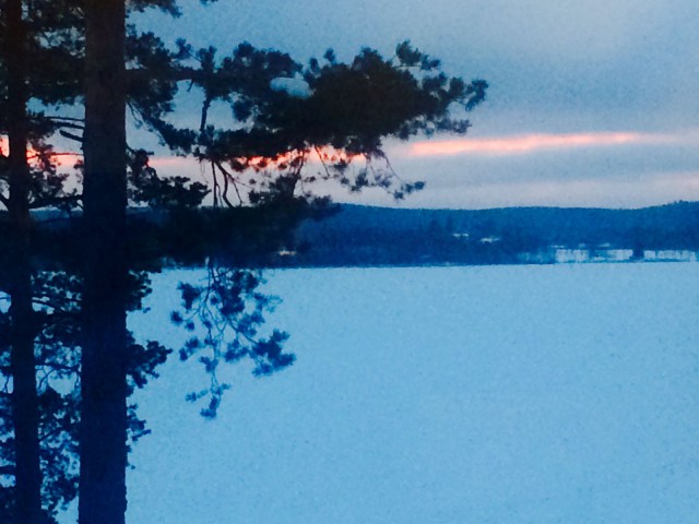 Katse suunnattuna kaukaisuuteen, tässä hetkessä eläen.