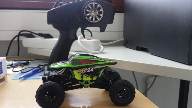 1/24 kokoinen pikku crawler