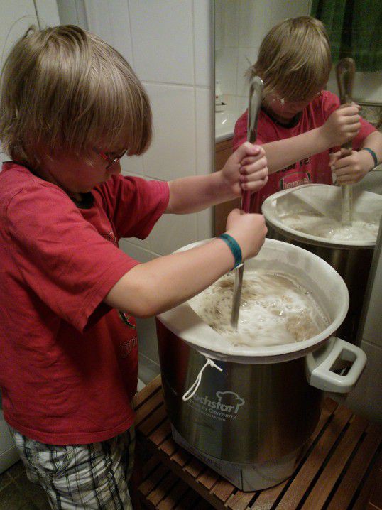 Otto sekoittaa mäskiä