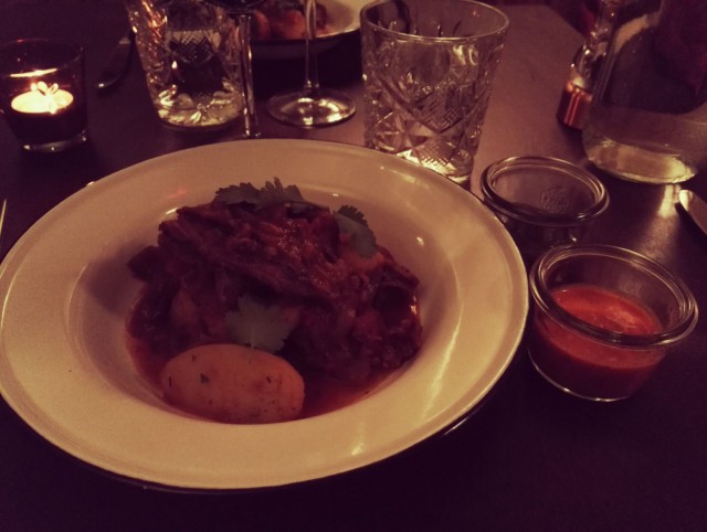 Lammaspata ja adzika kastikkeet.