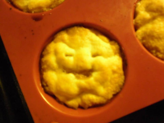 Pullea ja hyväntahtoinen omenapiirakka on mielissään kun hänet syödään