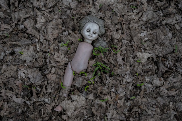Päiväkodin pihalle jäänyt nukke lähellä Chernobylin kylää.