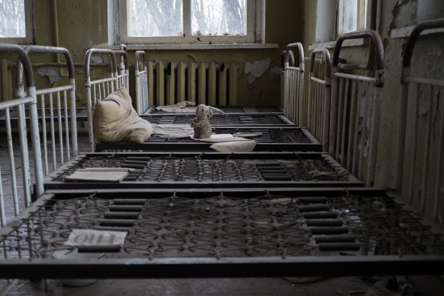 Yksinäinen pehmolelu on jäänyt jälkeen päiväkodin evakuoinnista.