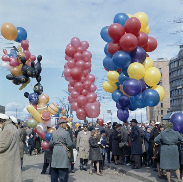Vapunviettoa Lasipalatsin edustalla 1950-luvulla