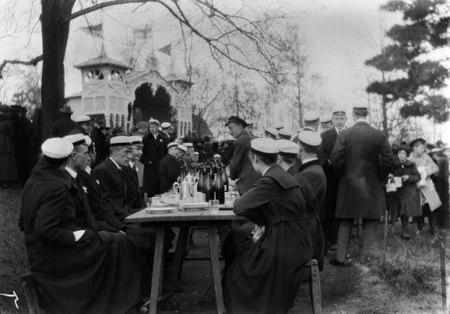 Ylioppilaiden vappu Kaisaniemessä 1920