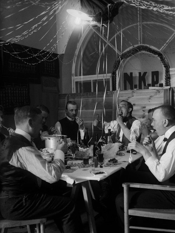 Nuoria miehiä juhlimassa vappua, 1910 – 1919