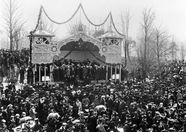 Vapunviettoa Kaisaniemen puistossa, ylioppilaiden kuoro ravintolan soittolavalla 1909