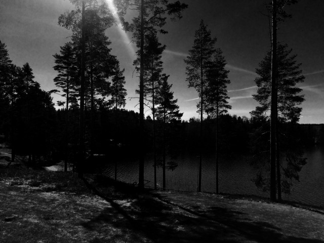 Asenteen ollessa vinksallaan, kyseisestä maisemasta ei juurikaan positiivisia viboja löydy. Aurinkoisena päivänäkin vain kenkuttaa kun on kuuma ja aurinko paistaa silmiin niin että sattuu.