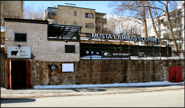 Musta Lammas on ulkoa päin todella hillitty. Kesäisin katolla on muuten upea terassi!