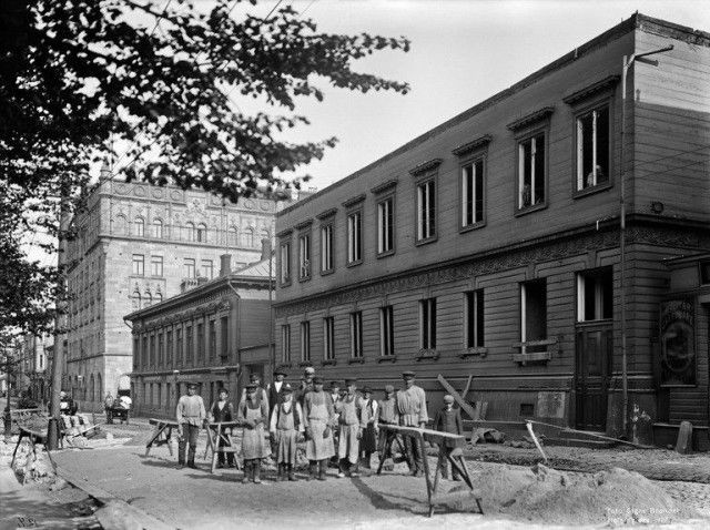 Eteläesplanadi 1907. Työntekijät purkavat kaksikerroksista puutaloa.
