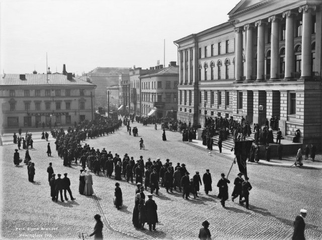 Työläisten vappukulkue Senaatintorilla 1.5.1912