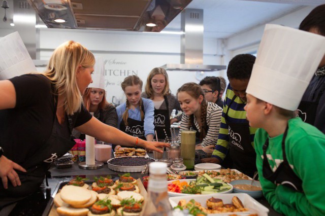 Vappu Pimiä sai asiantuntevaa apua lastenlistan kasaamiseen Meilahden koulun oppilailta.