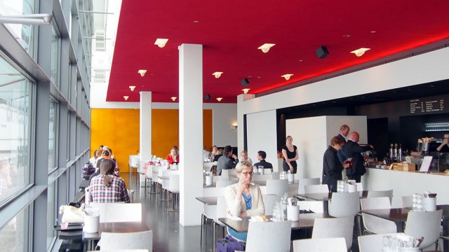 Kiasma Cafén tila on moderni ja valoisa.