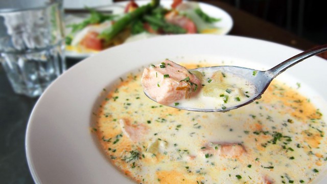 SYÖ-kampanja-annoksiin kuuluvassa lohikeitossa on twistinä kylmäsavulohta.