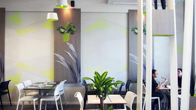 Suuret ikkunat ja korkeat katot tuovat ravintolaan avaruutta.