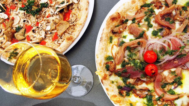 Pizza Funghi ja Pizza Tonno e Cipolle