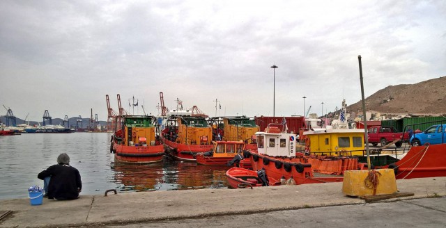 Tässä satamassa, Ateenan Piraeuksessa, on paljon ihmisiä, eritoten meren takaa tulleita, joilla on tarinansa kerrottavanaan.