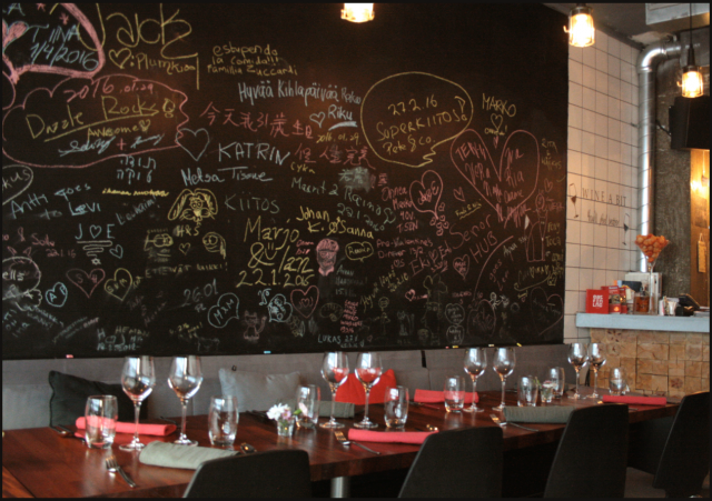 Toca on pieni ja tunnelmallinen ravintola ilman mitään ylimääräistä bling blingiä. Salissa on kokonainen seinä vierailijoiden tervehdyksiä sekä kehuja varten!