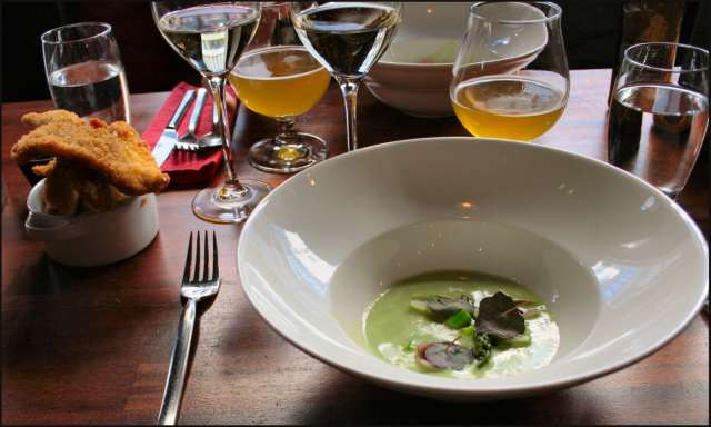 Ensimmäisenä ruokalajina parsakeittoa köynnöskrassilla, parsasalaatilla sekä pikkelöidyllä sipulilla. Viereisessä kulhossa friteerattua viiriäistä(!) / VIINI: raikas St. Michael-Eppan Montiggl 2014 Riesling.