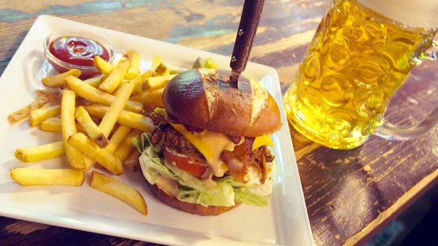 SYÖ!-viikkojen Pulled Pork burgeri on varmasti yksi kampanjan herkullisimmista burgereista.