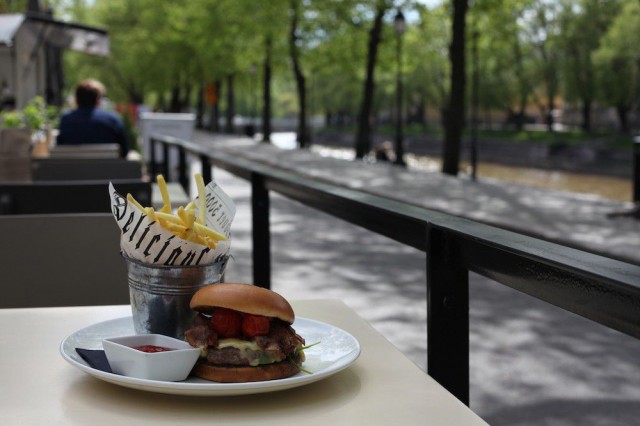 Pinella burger kätkee sisäänsä rotukarjapihvin, pekonia, Monterey Jack -juustoa, rucolaa ja majoneesia. Pehmoinen briossisämpylä viimeistelee kokonaisuuden.