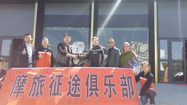 Moottoripyörää noutamassa Kiinassa Urumqissa.