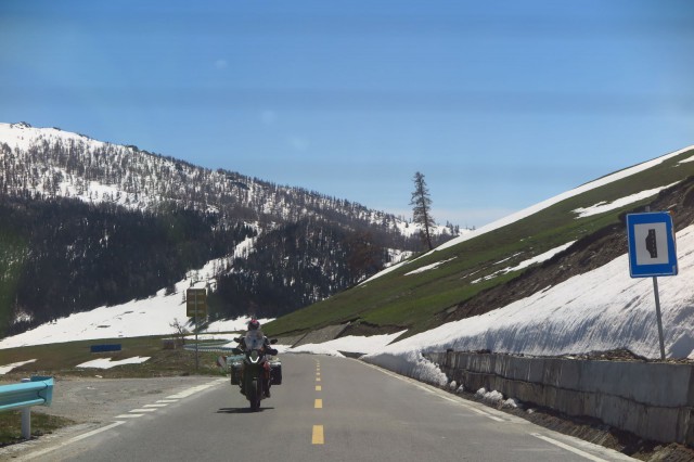 Kanas järvelle mennään Kiinassa lumihuippuisten vuorten yli. Tiet hyvässä kunnossa kuten kuvasta näkyy.