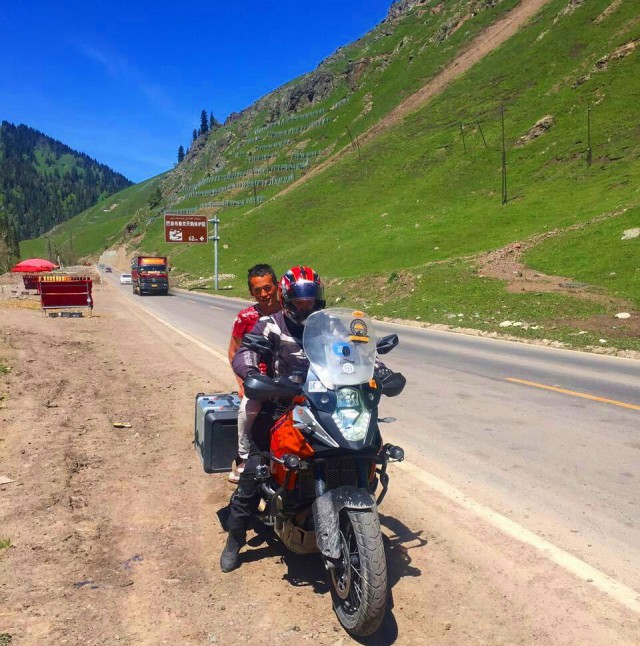 Paikallinen hunajakauppias hyppäsi moottoripyörän kyytiin ja ajelutin vähän. Kiina, Narat - Ili -tie G218