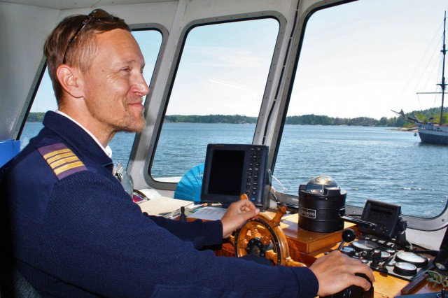 JT-Linen kapteeniakin hymyillytti aurinkoisena päivänä.