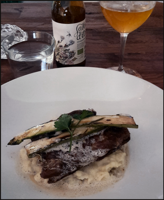 Karitsan niskaa, murskattua varhaisperunaa, parsaa, sitruunaa sekä rosmariinia.