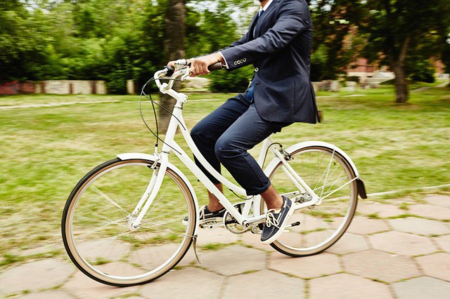 Turussa pyöräillään puku päällä.