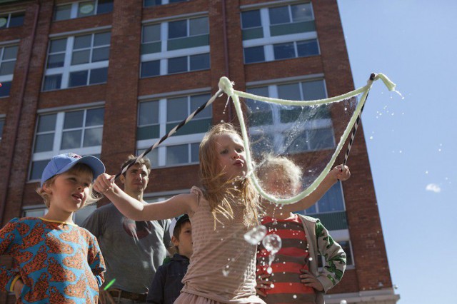 Tuolloin 5-vuotias Vilja Nurmi näytti viime vuoden festareilla, miten syntyy kunnon kupla.