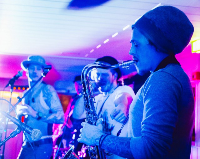 Hoippu Orkesterin keikalla tanssittaa myös saksofoni.