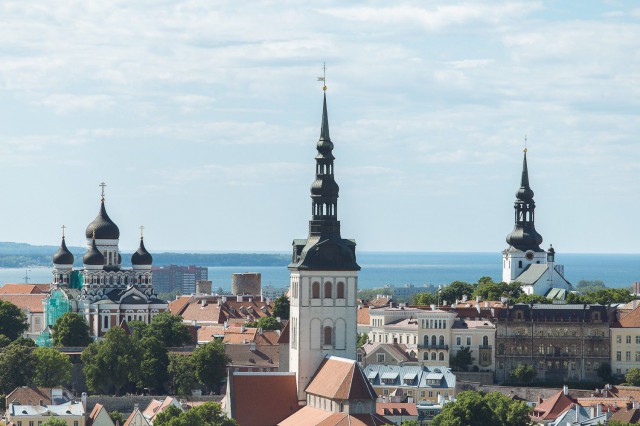 Lounge 24 -kattoravintolassa voi kilistellä laseja melko vaikuttavissa näkymissä.