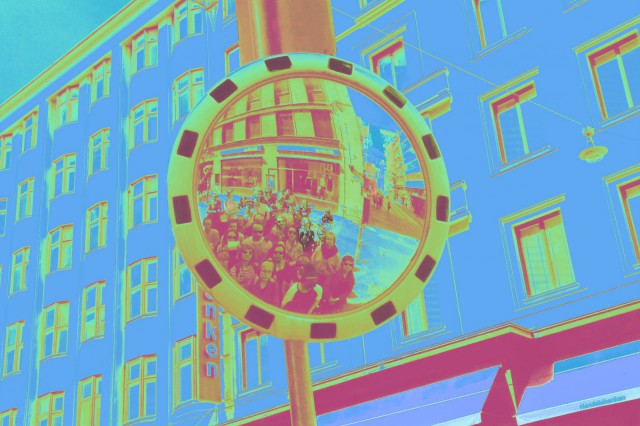 Tämä ryhmäkuva on otettu robotin käskystä.