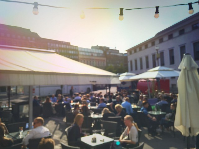 Tällä terassilla on tilaa useammallekin auringonpalvojalle.