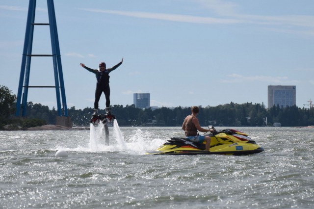 Onko se lintu? Lentokone? Ei! Se on lentävä toimittaja!