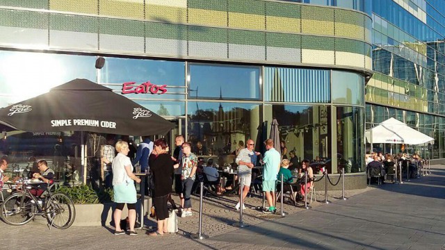 Eatoksen terassilla paistaa aurinko iltaan asti.