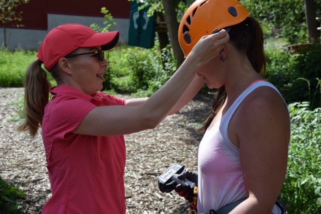 Mikkonen varmistaa, että varusteet puetaan oikein.