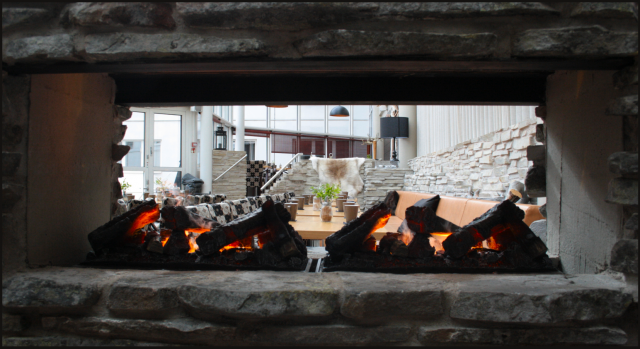 Aamiaisalue (kuvattuna avo"takan" läpi) jota voidaan käyttää ravintolan jatkeena. Seinät ja katto ovat täyttä ikkunaa joten valoisuus ja avaruus korostuu mukavasti.